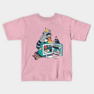 Raccoon and leftovers Kids T-Shirt